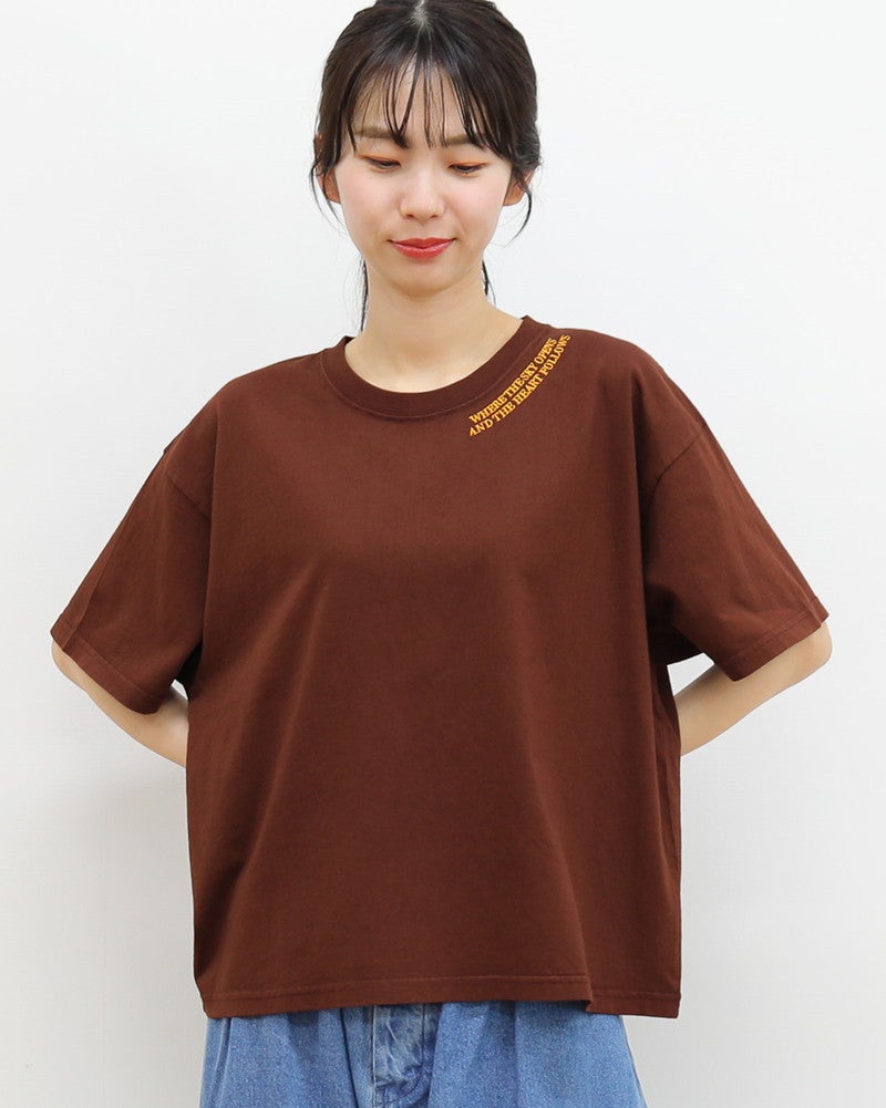 ［ON SEVEN DAYS］ワイドネック刺繍Tシャツ