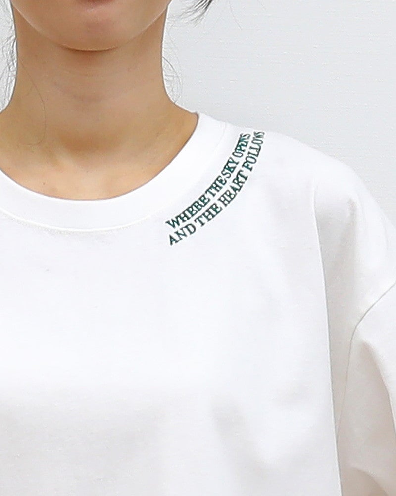 ［ON SEVEN DAYS］ワイドネック刺繍Tシャツ